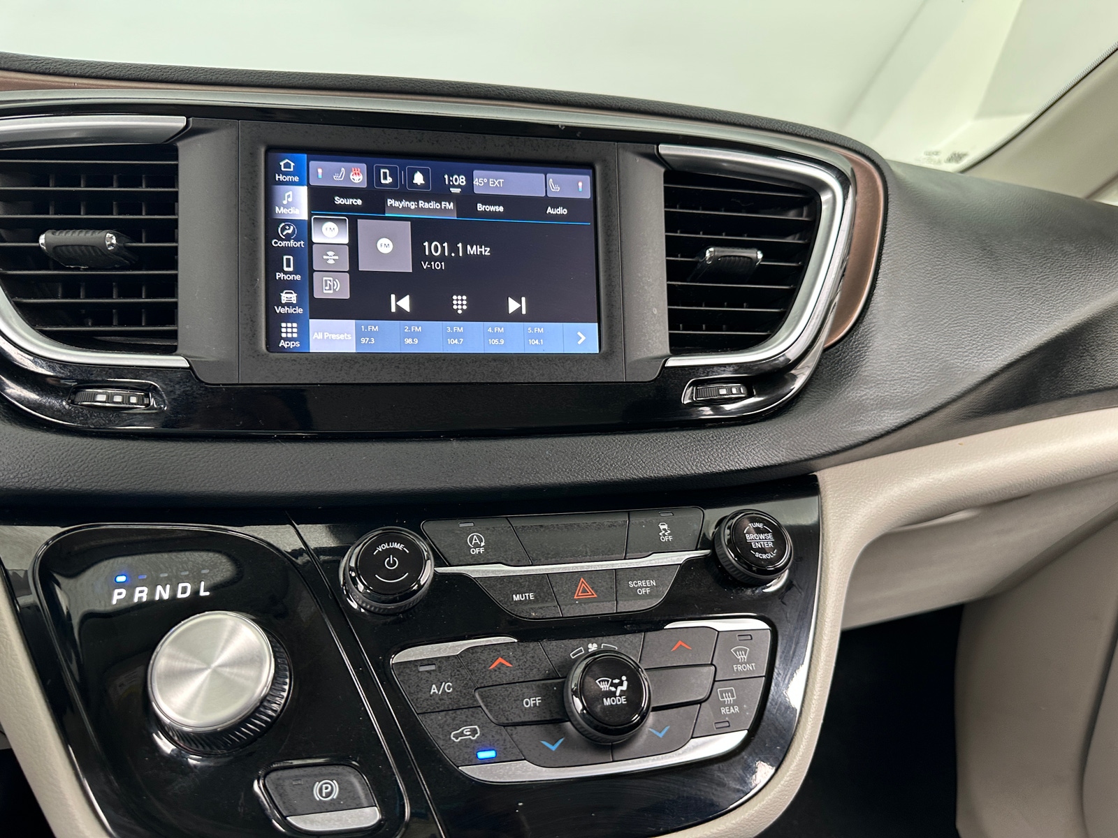 Thumbnail: 2023 Chrysler Voyager - 4