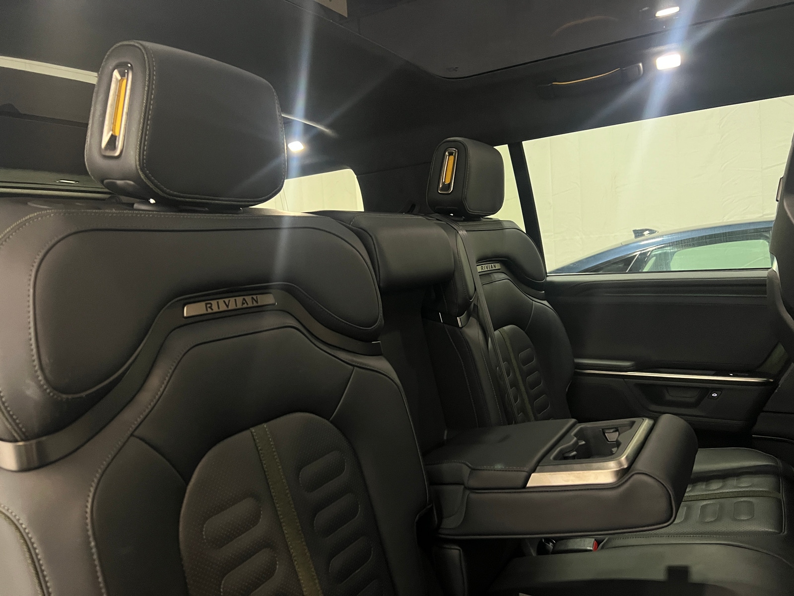 Thumbnail: 2025 Rivian R1S - 5