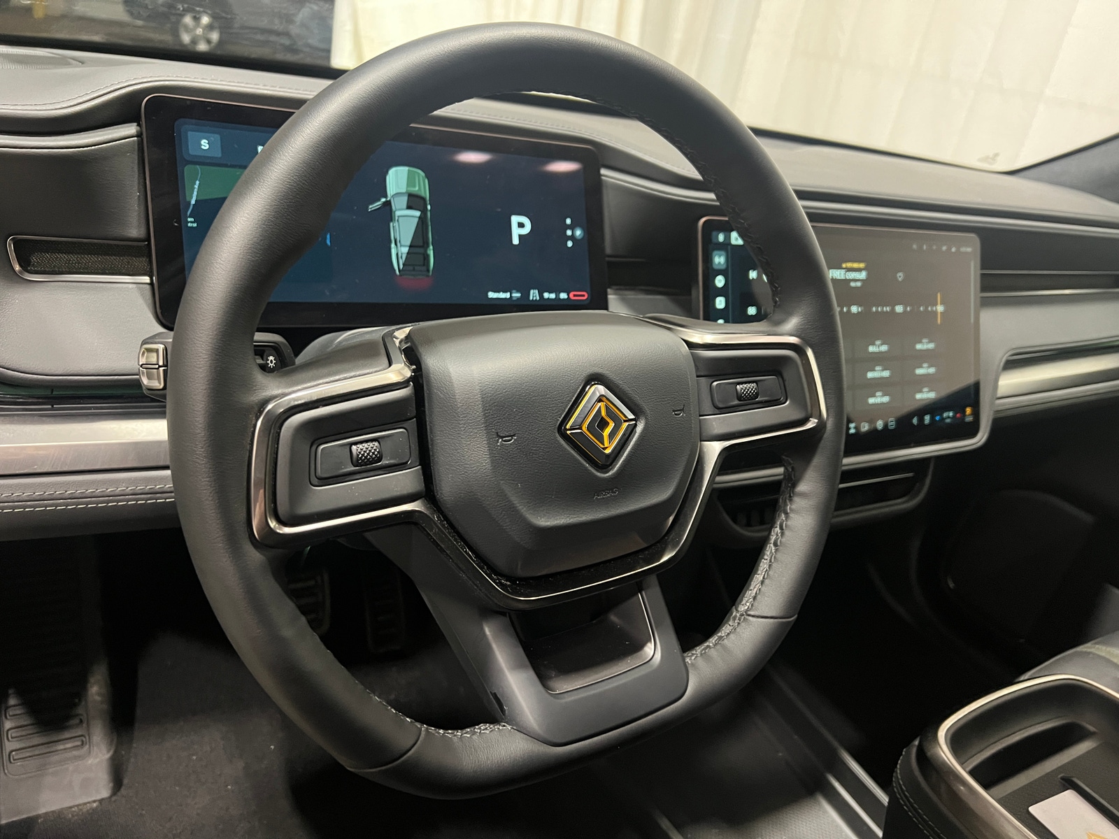 Thumbnail: 2025 Rivian R1S - 4