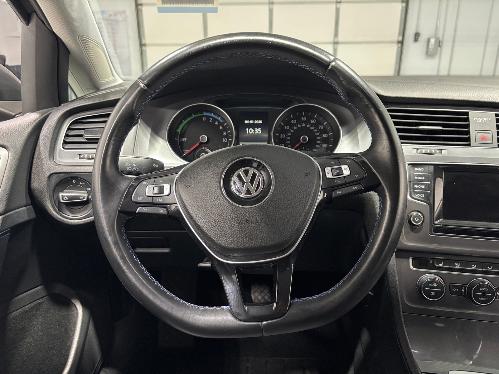 Thumbnail: 2015 Volkswagen e-Golf - 4