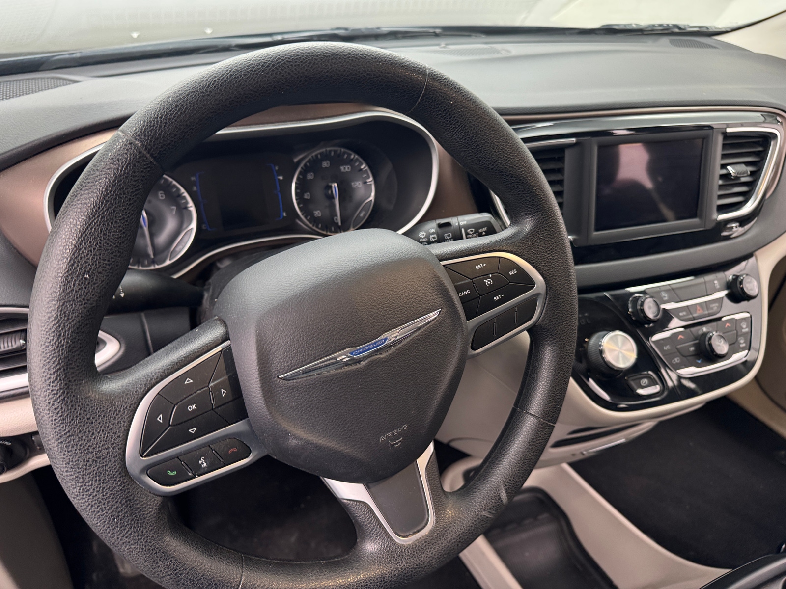 Thumbnail: 2020 Chrysler Voyager - 4