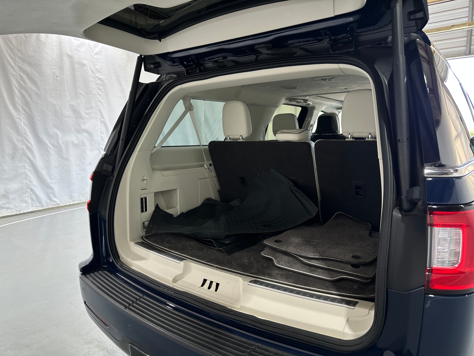 Thumbnail: 2020 Lincoln Navigator L - 6