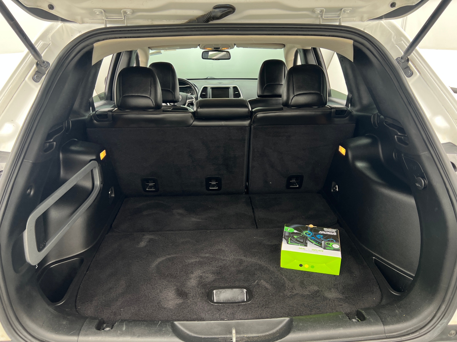 Thumbnail: 2018 Jeep Cherokee - 7