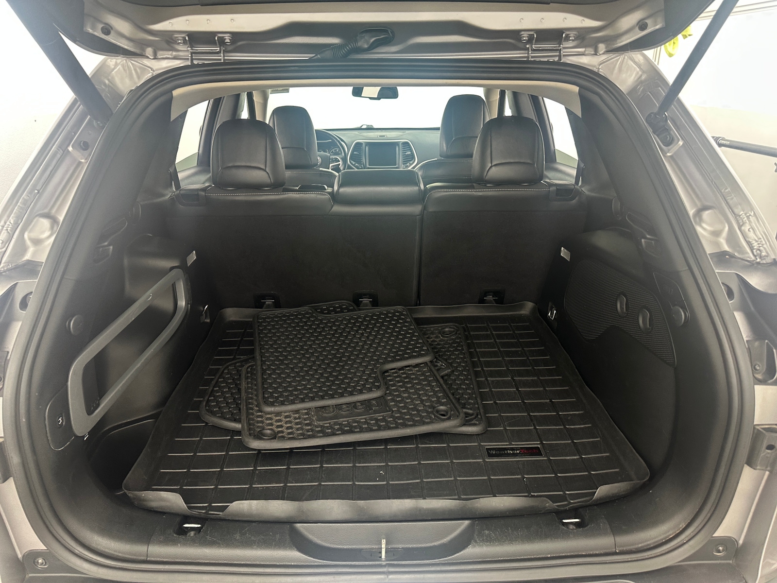 Thumbnail: 2018 Jeep Cherokee - 7