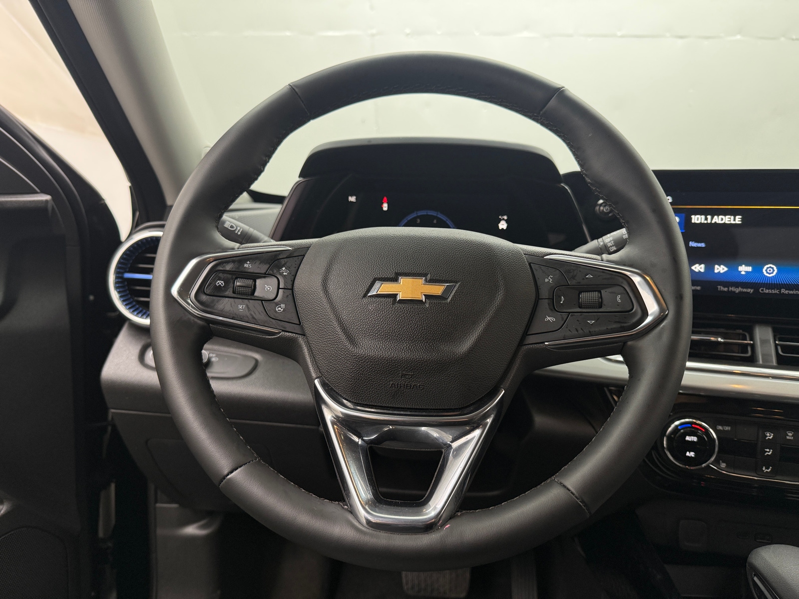 Thumbnail: 2025 Chevrolet Trax - 5