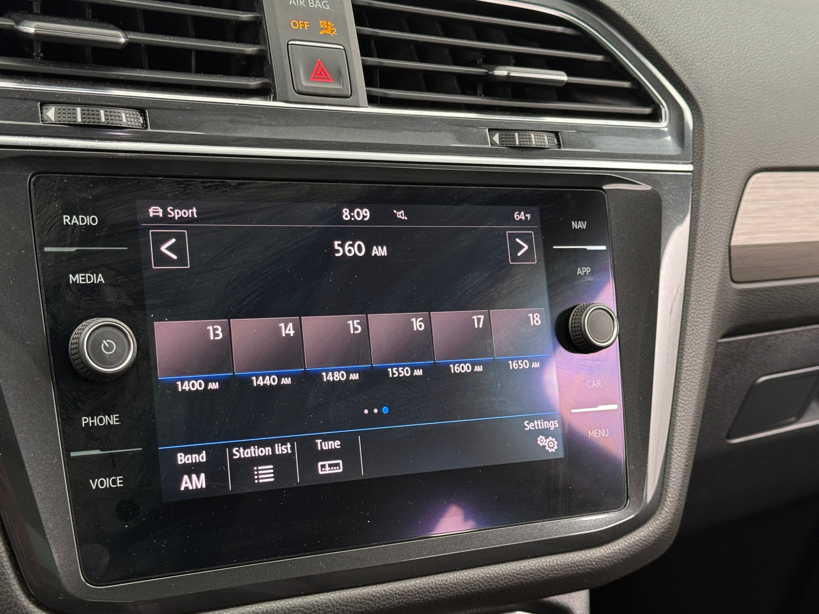 Thumbnail: 2018 Volkswagen Tiguan - 3