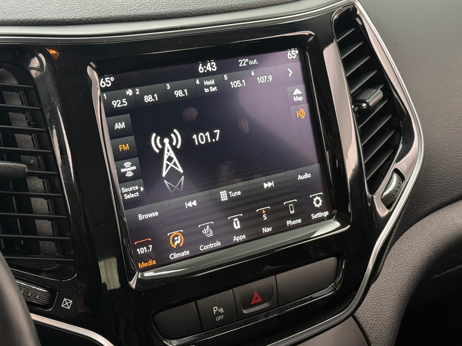 Thumbnail: 2019 Jeep Cherokee - 3