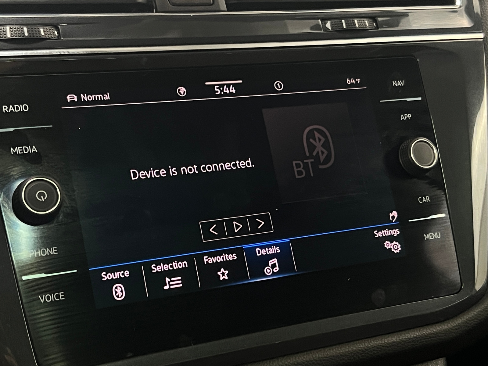 Thumbnail: 2022 Volkswagen Tiguan - 3