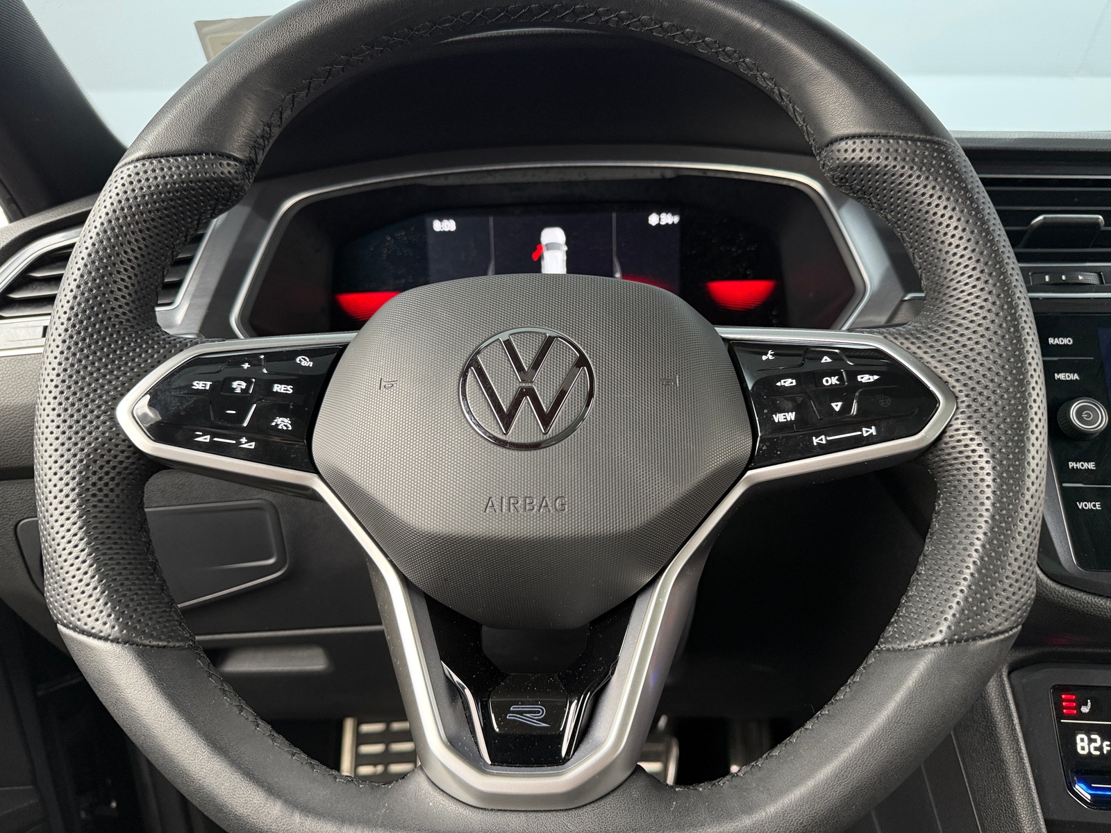 Thumbnail: 2022 Volkswagen Tiguan - 4