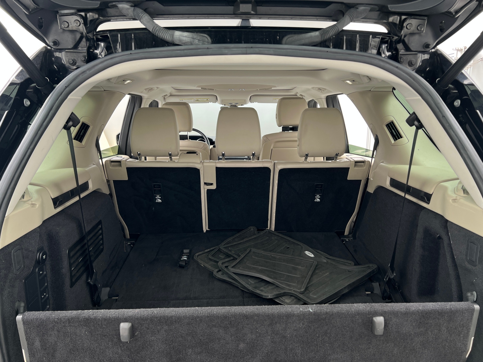 Thumbnail: 2019 Land Rover Discovery - 6