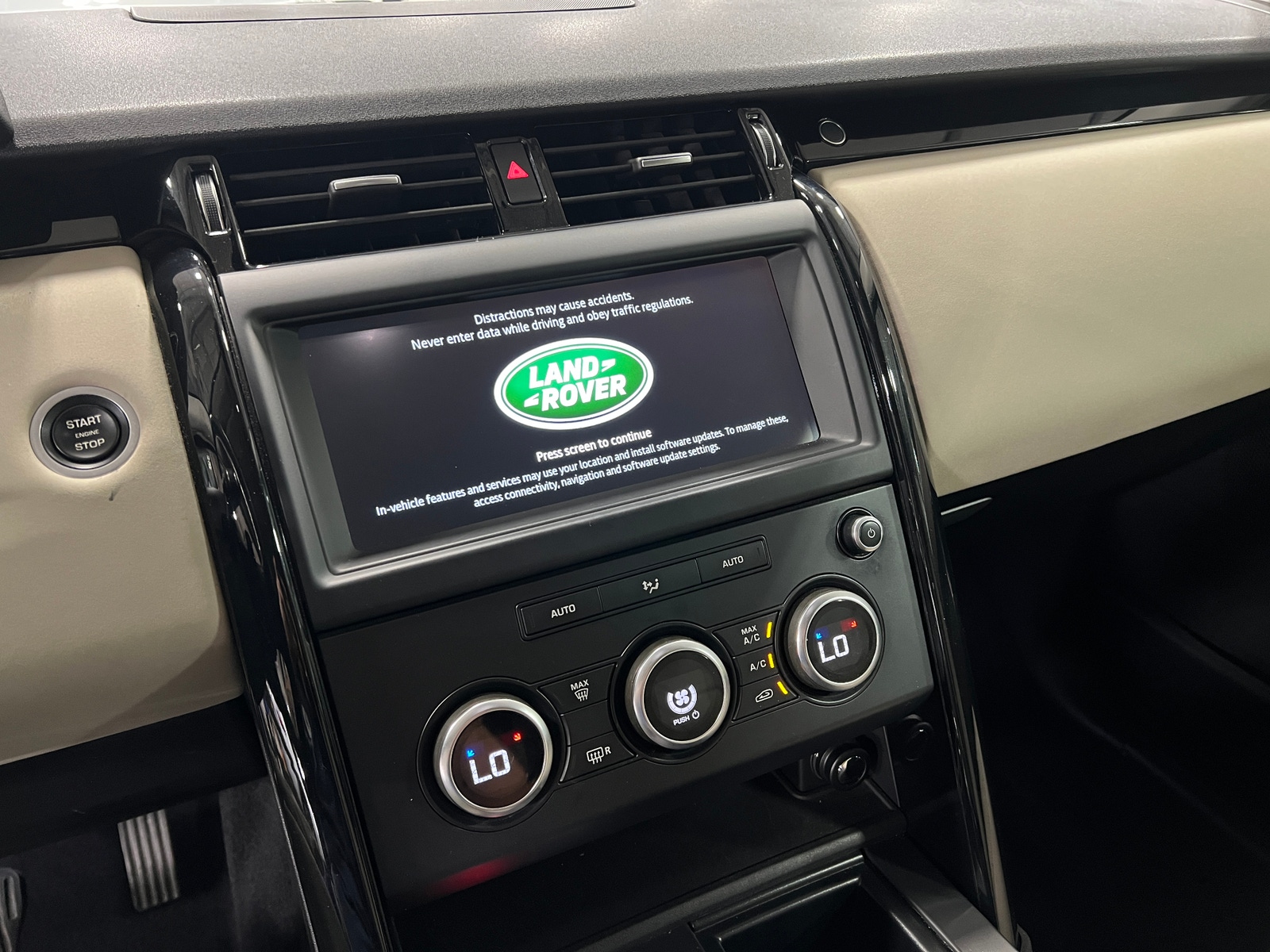 Thumbnail: 2019 Land Rover Discovery - 3