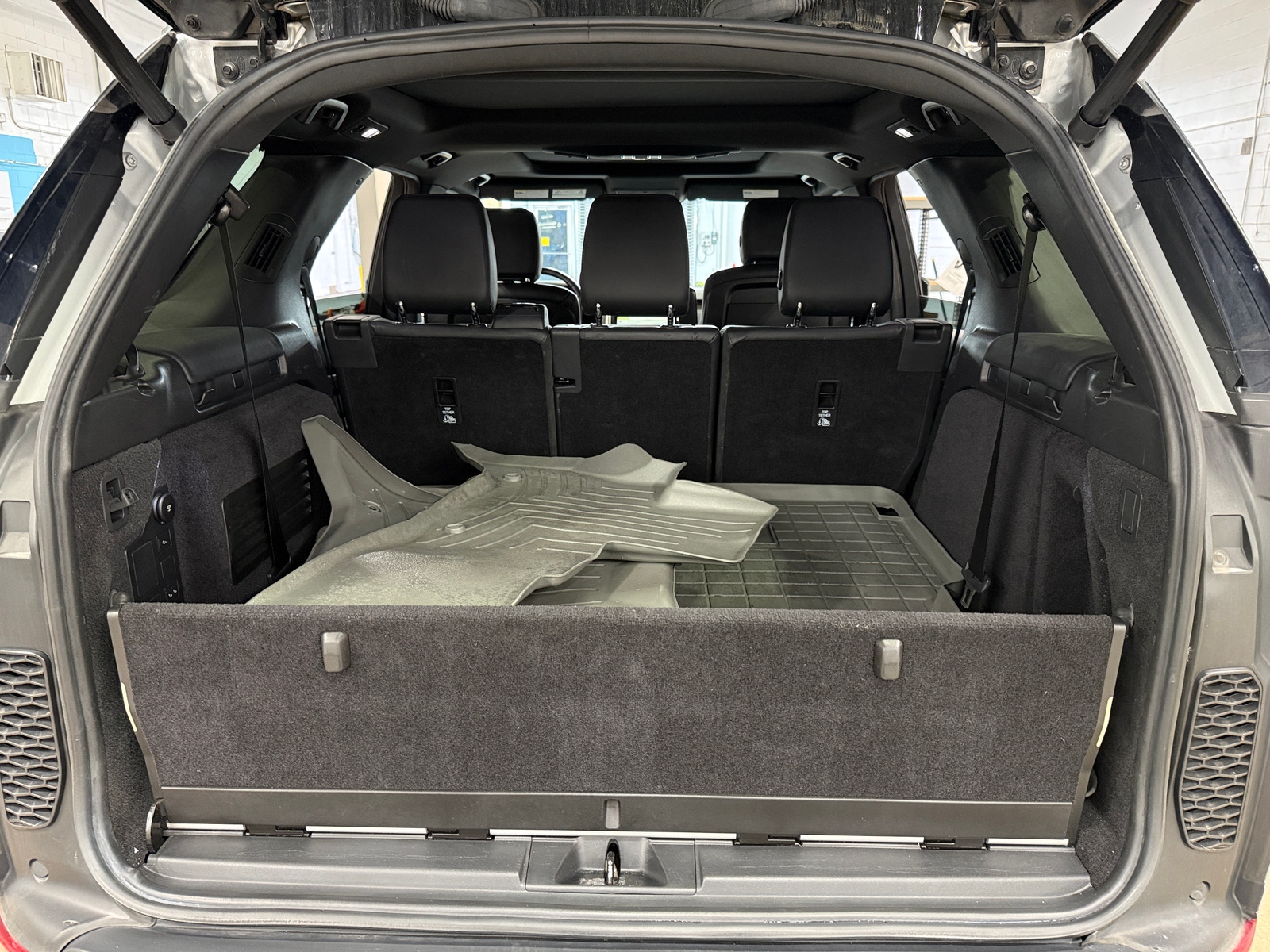 Thumbnail: 2019 Land Rover Discovery - 6