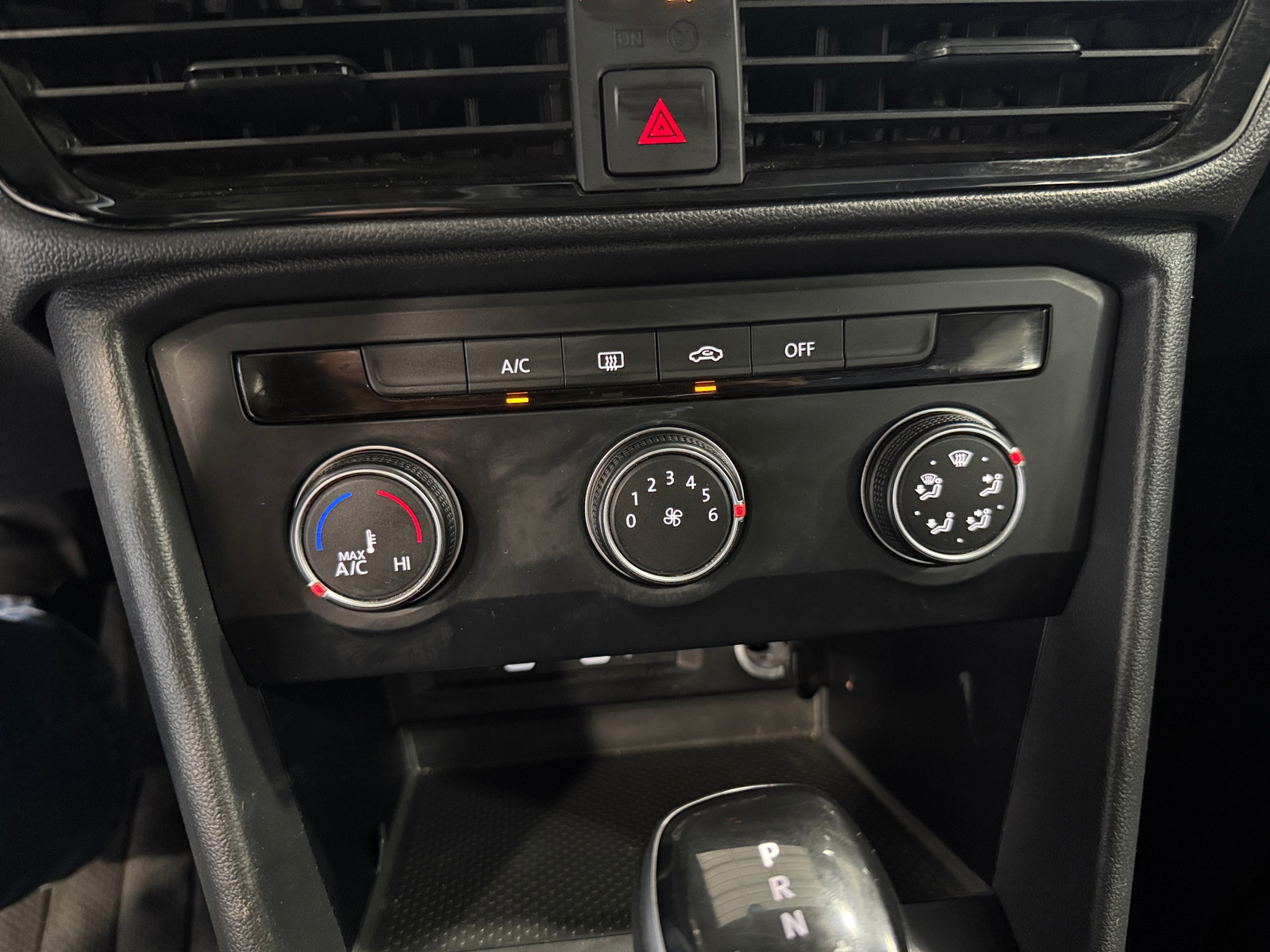 Thumbnail: 2022 Volkswagen Taos - 4