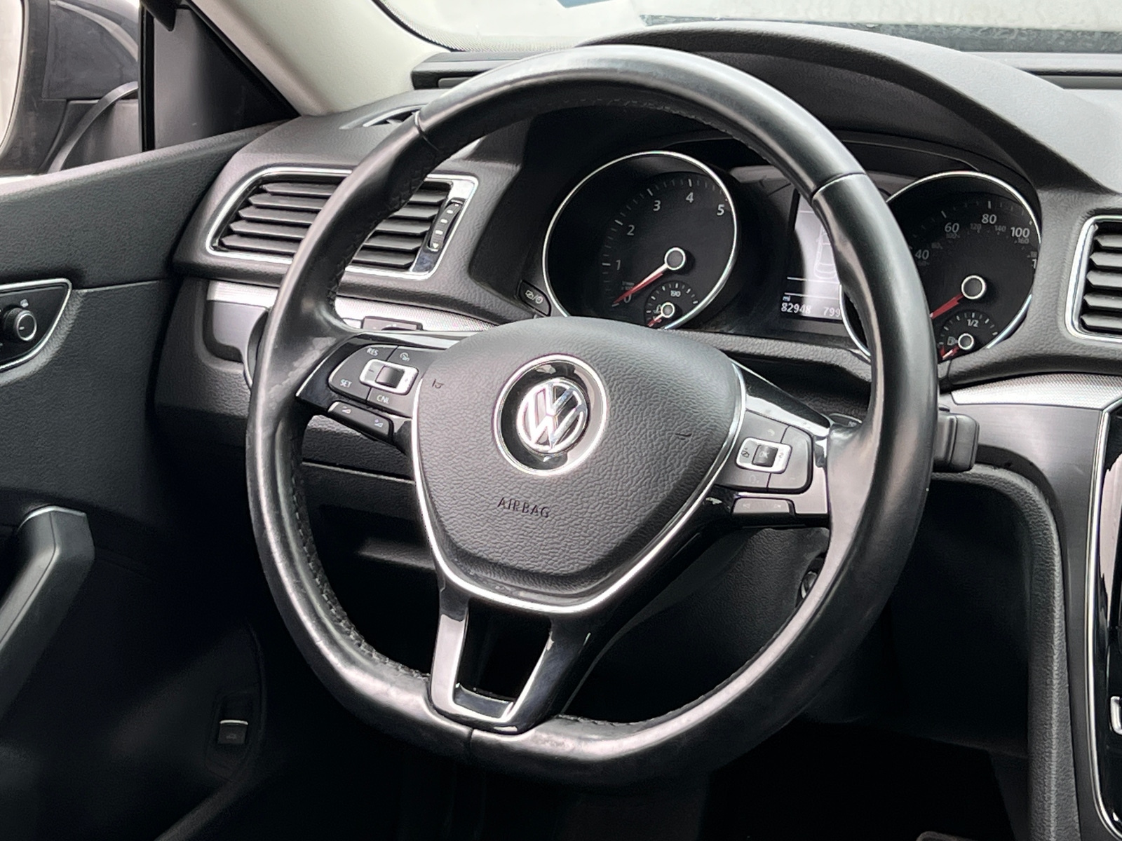 Thumbnail: 2017 Volkswagen Passat - 4