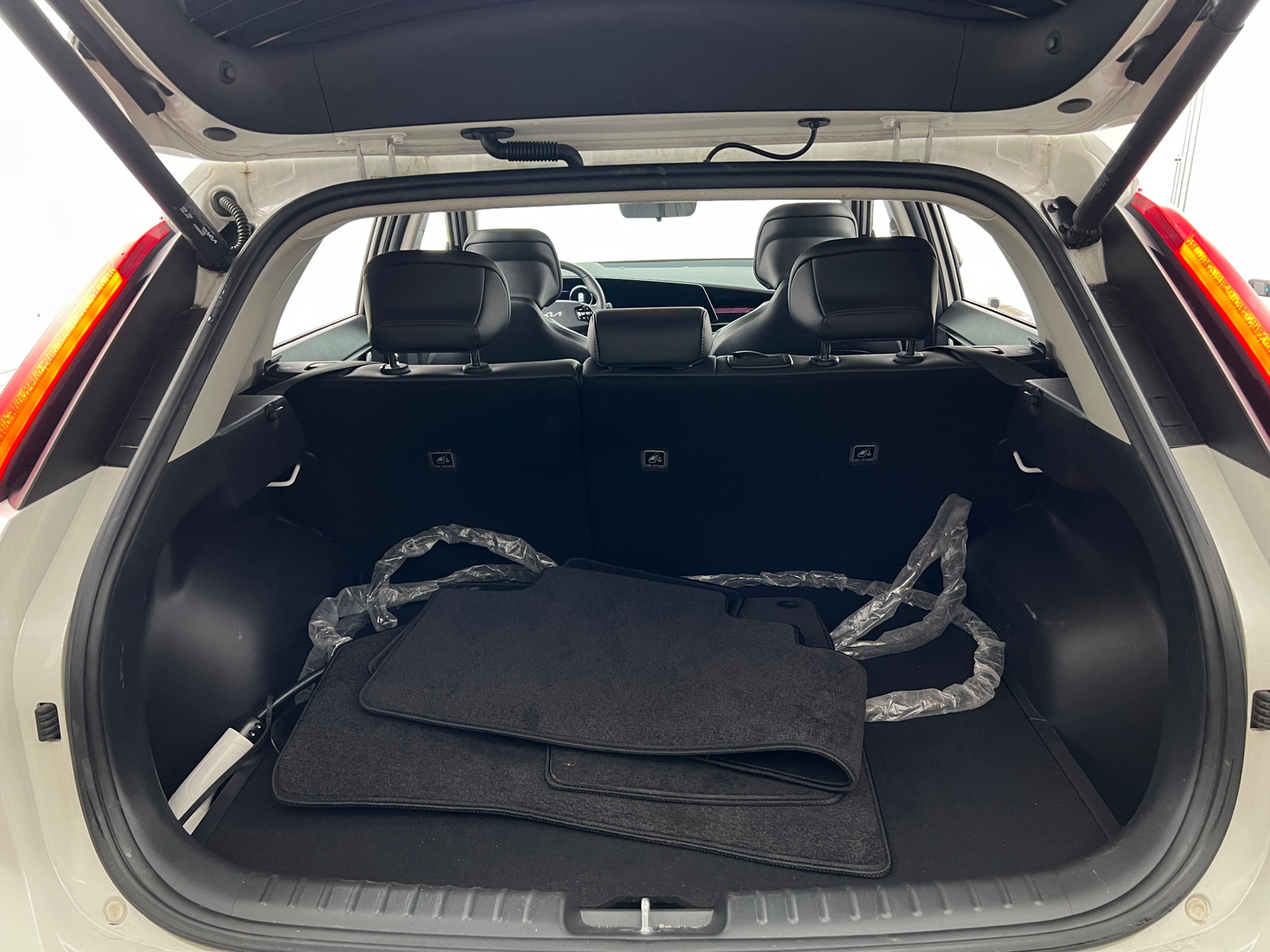 Thumbnail: 2023 Kia Niro - 7