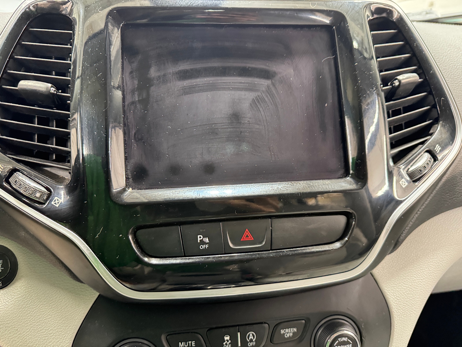 Thumbnail: 2020 Jeep Cherokee - 3