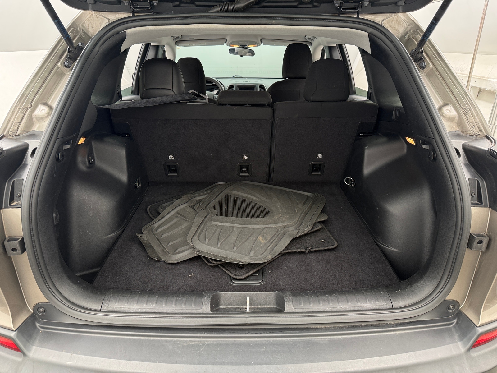 Thumbnail: 2019 Jeep Cherokee - 7