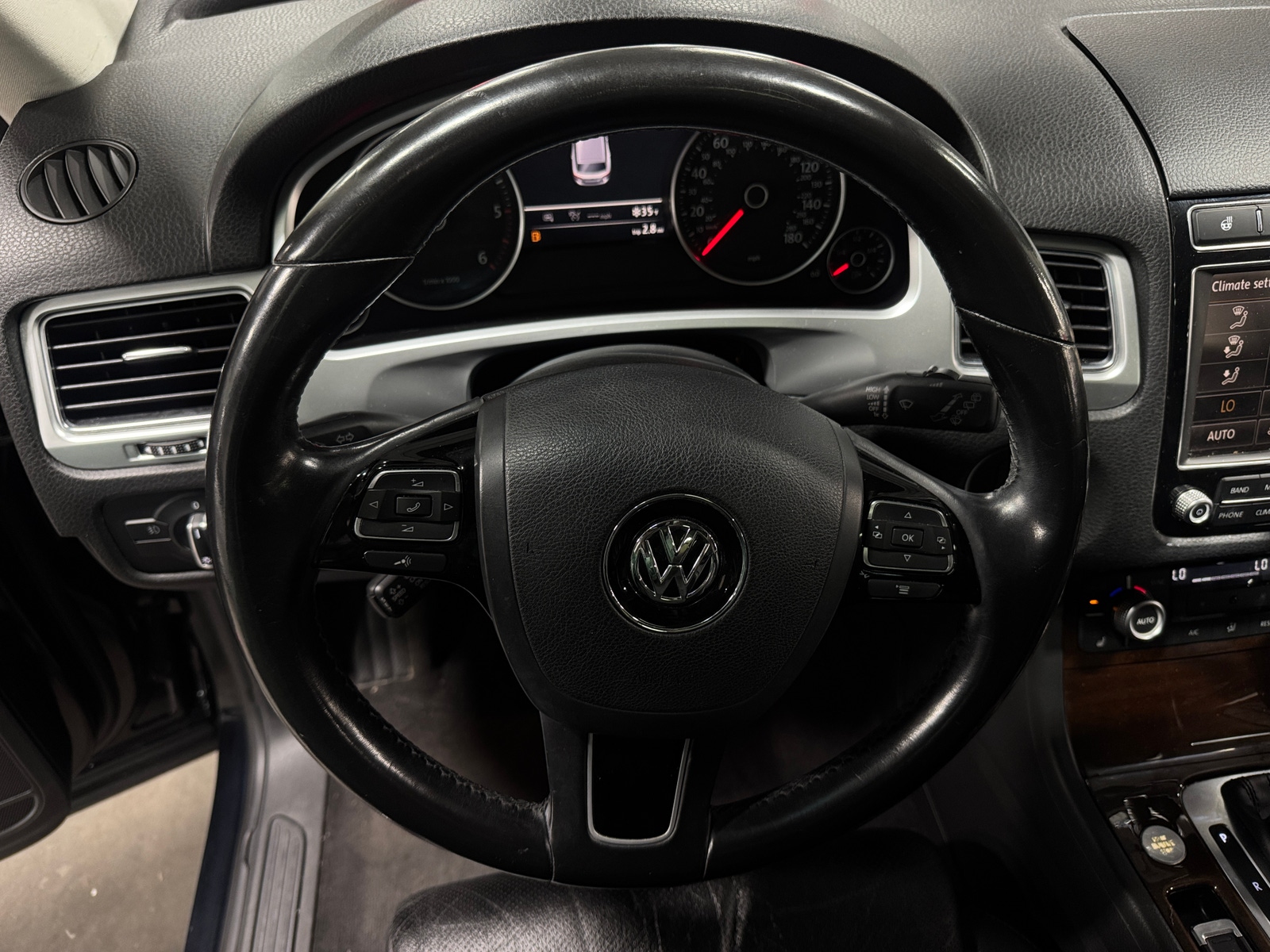 Thumbnail: 2016 Volkswagen Touareg - 5