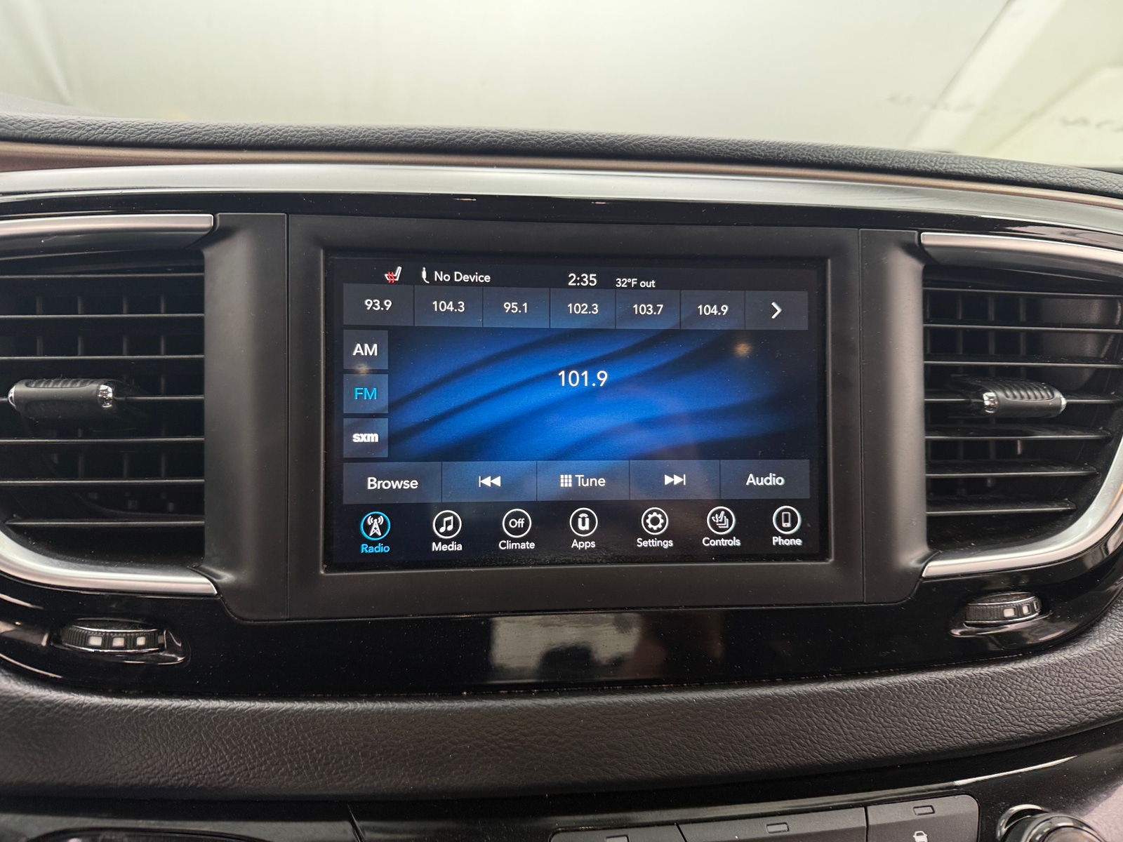 Thumbnail: 2018 Chrysler Pacifica - 3