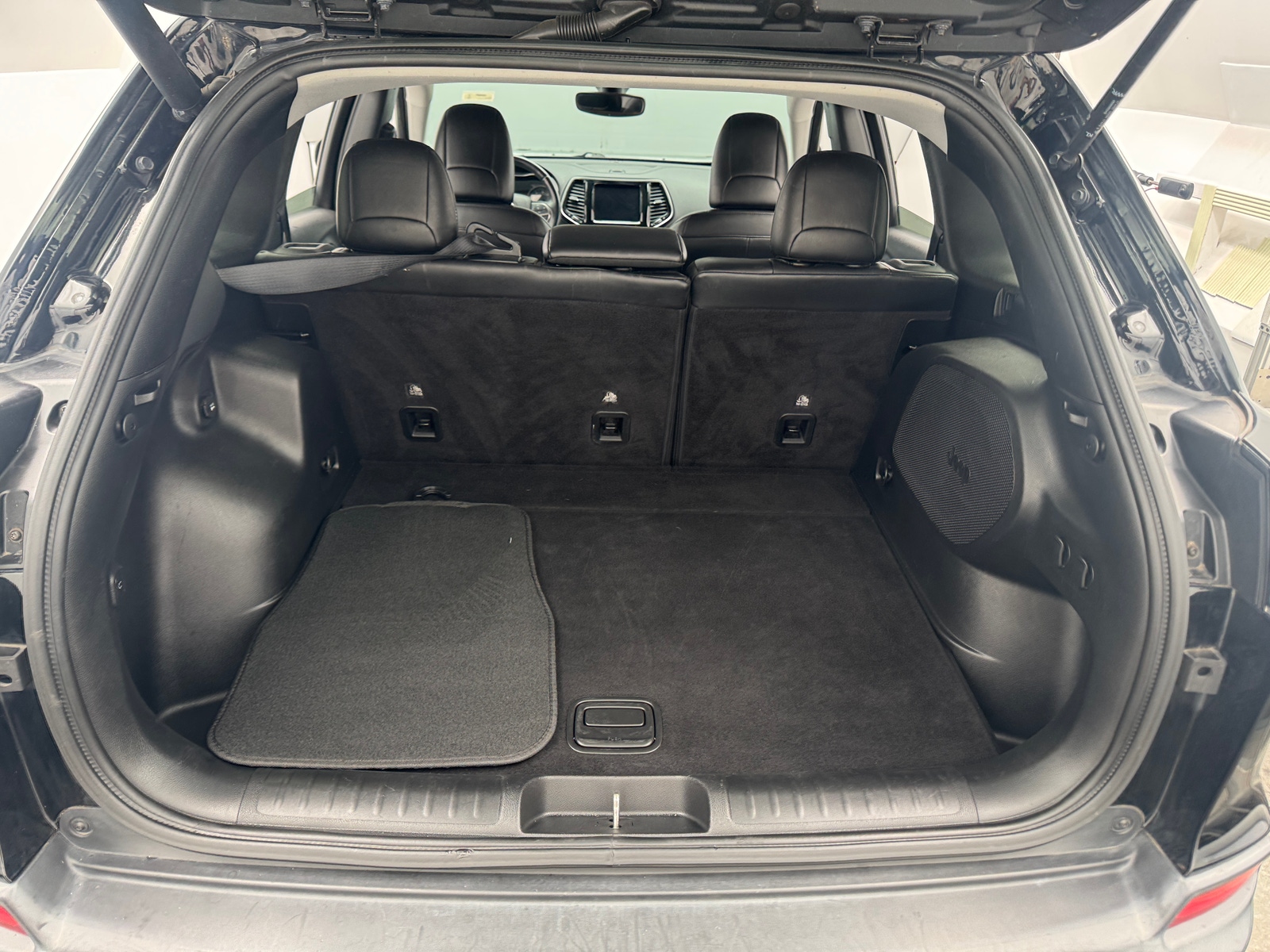 Thumbnail: 2019 Jeep Cherokee - 6