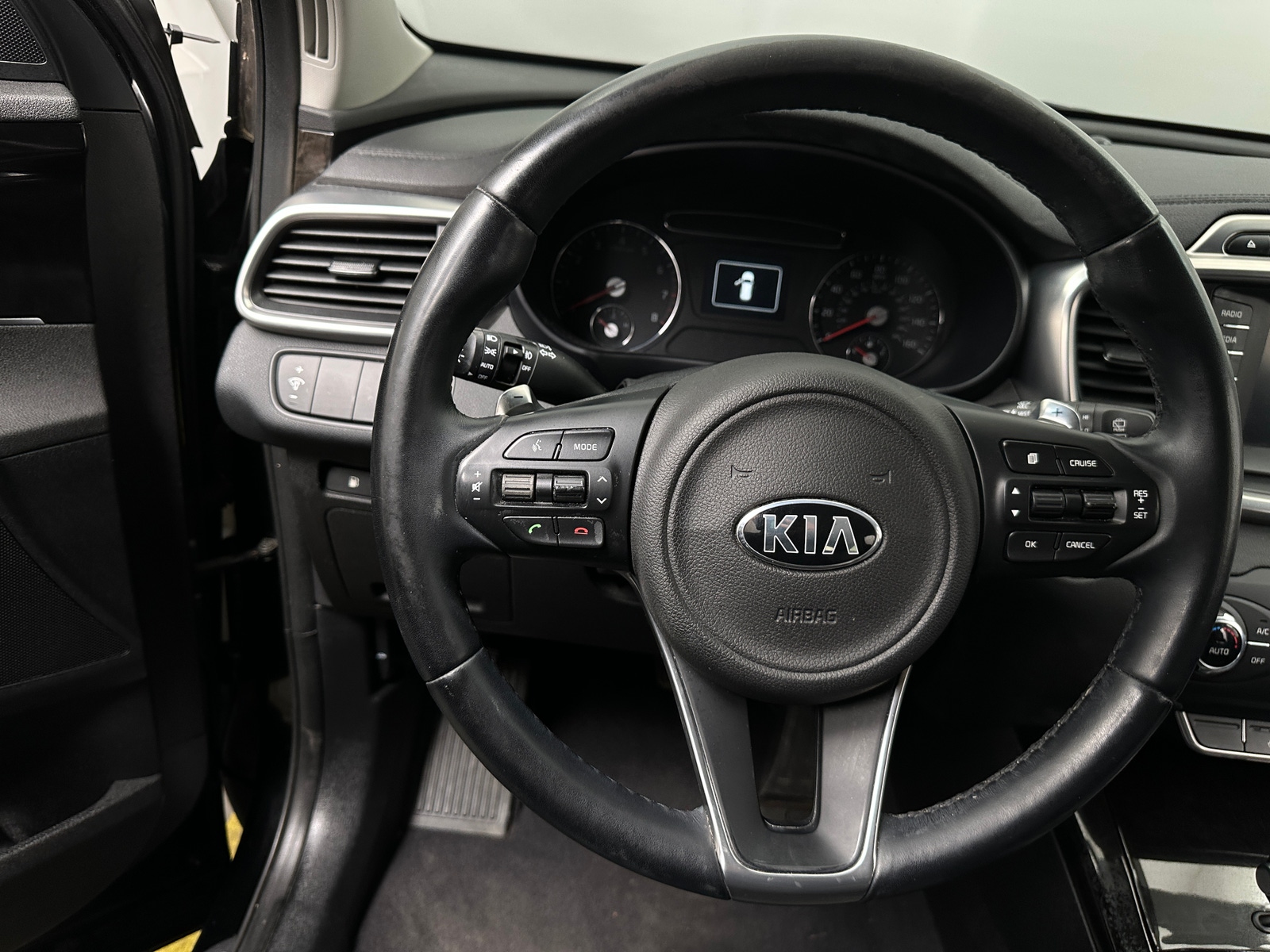 Thumbnail: 2017 Kia Sorento - 4