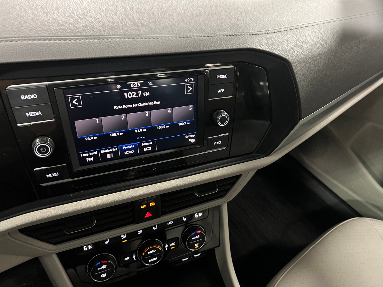 Thumbnail: 2024 Volkswagen Jetta - 3