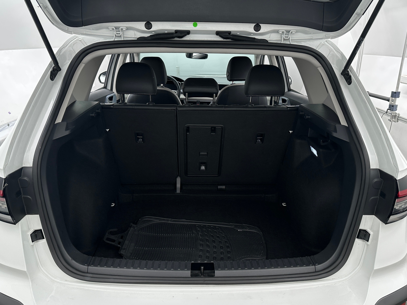 Thumbnail: 2025 Volkswagen Taos - 7