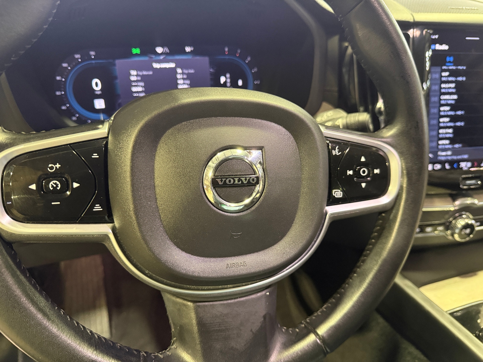 Thumbnail: 2022 Volvo XC60 - 4