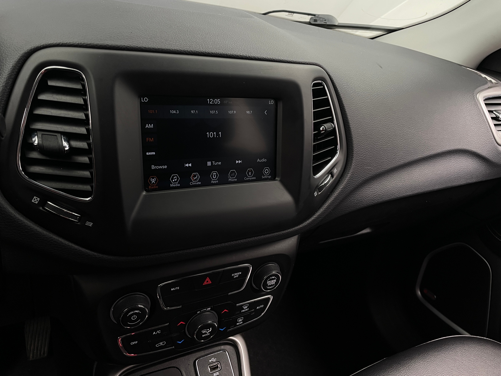 Thumbnail: 2017 Jeep Compass - 4