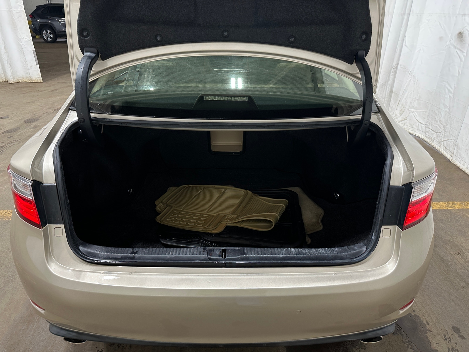 Thumbnail: 2015 Lexus ES - 6