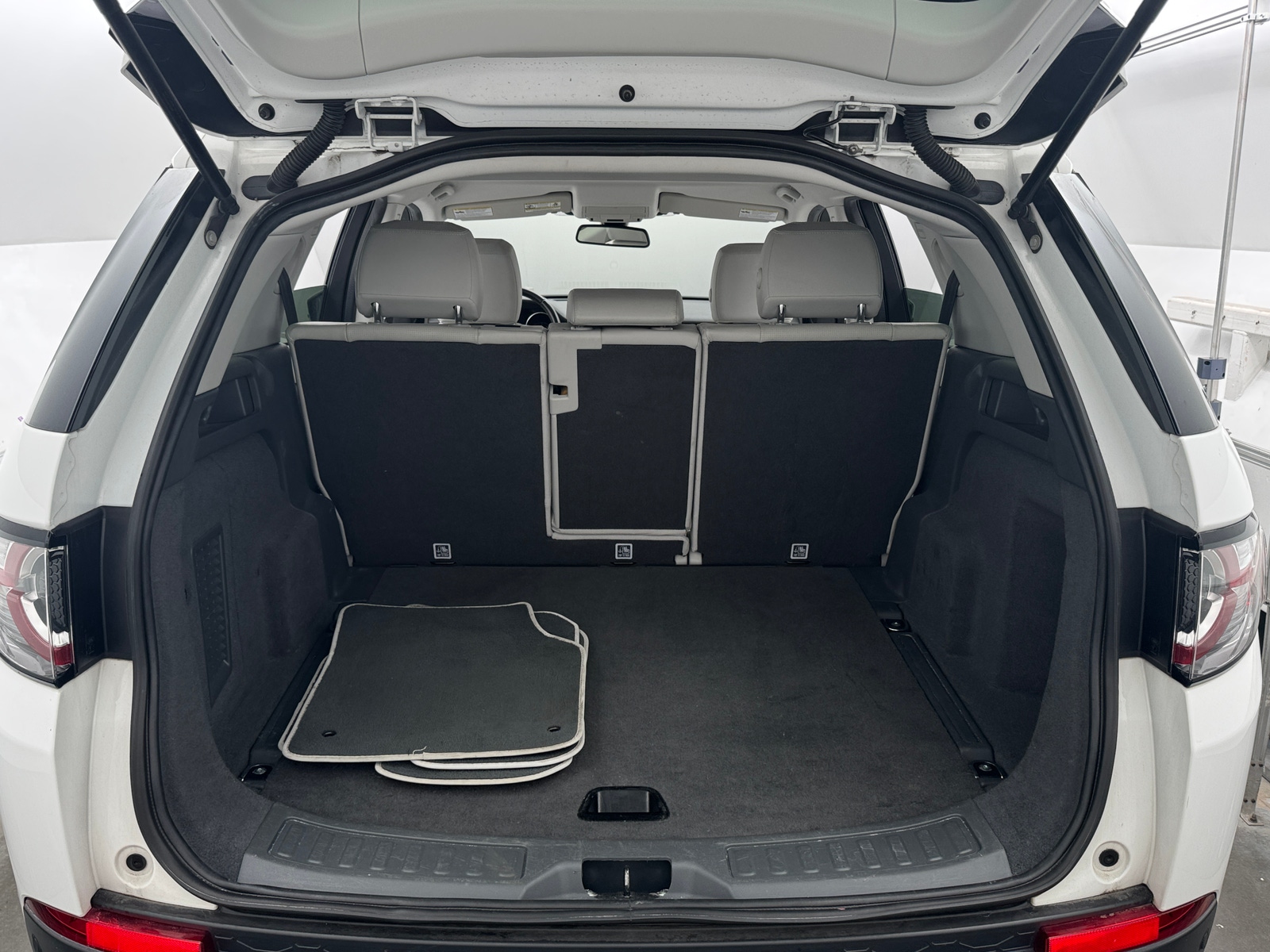 Thumbnail: 2019 Land Rover Discovery Sport - 6