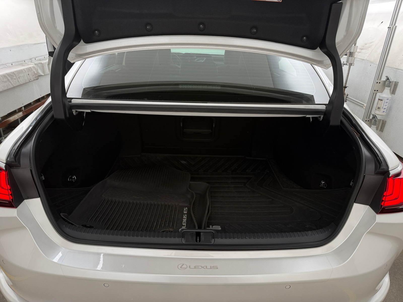 Thumbnail: 2022 Lexus ES - 6