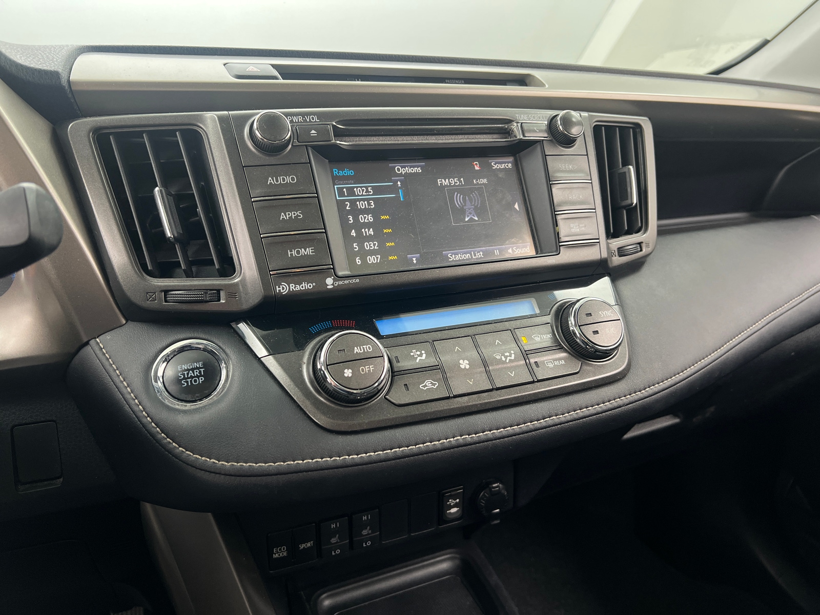 Thumbnail: 2015 Toyota RAV4 - 3