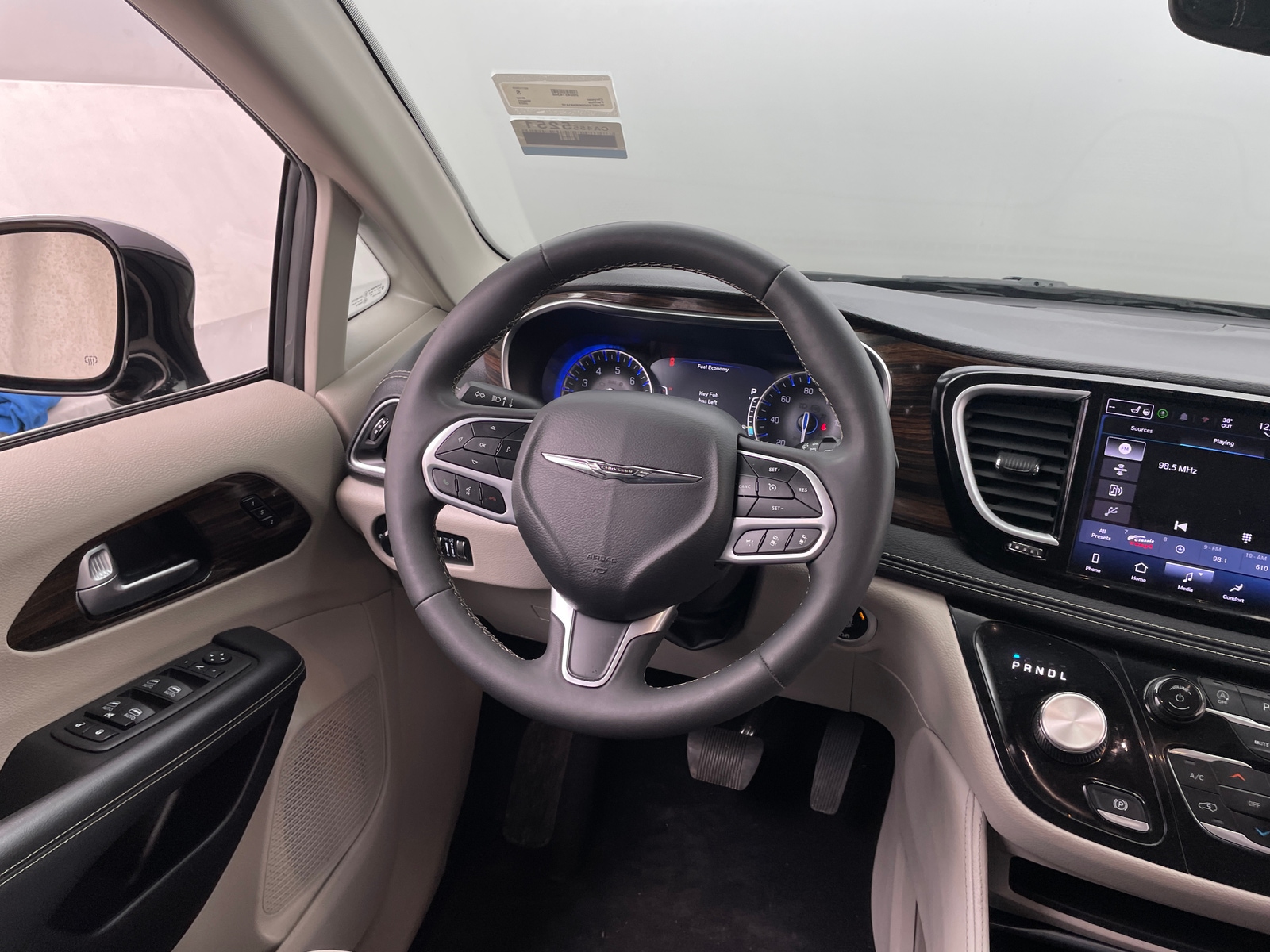 Thumbnail: 2023 Chrysler Pacifica - 4