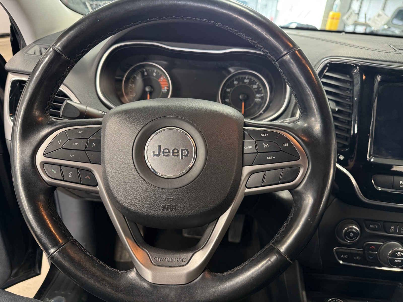 Thumbnail: 2020 Jeep Cherokee - 4