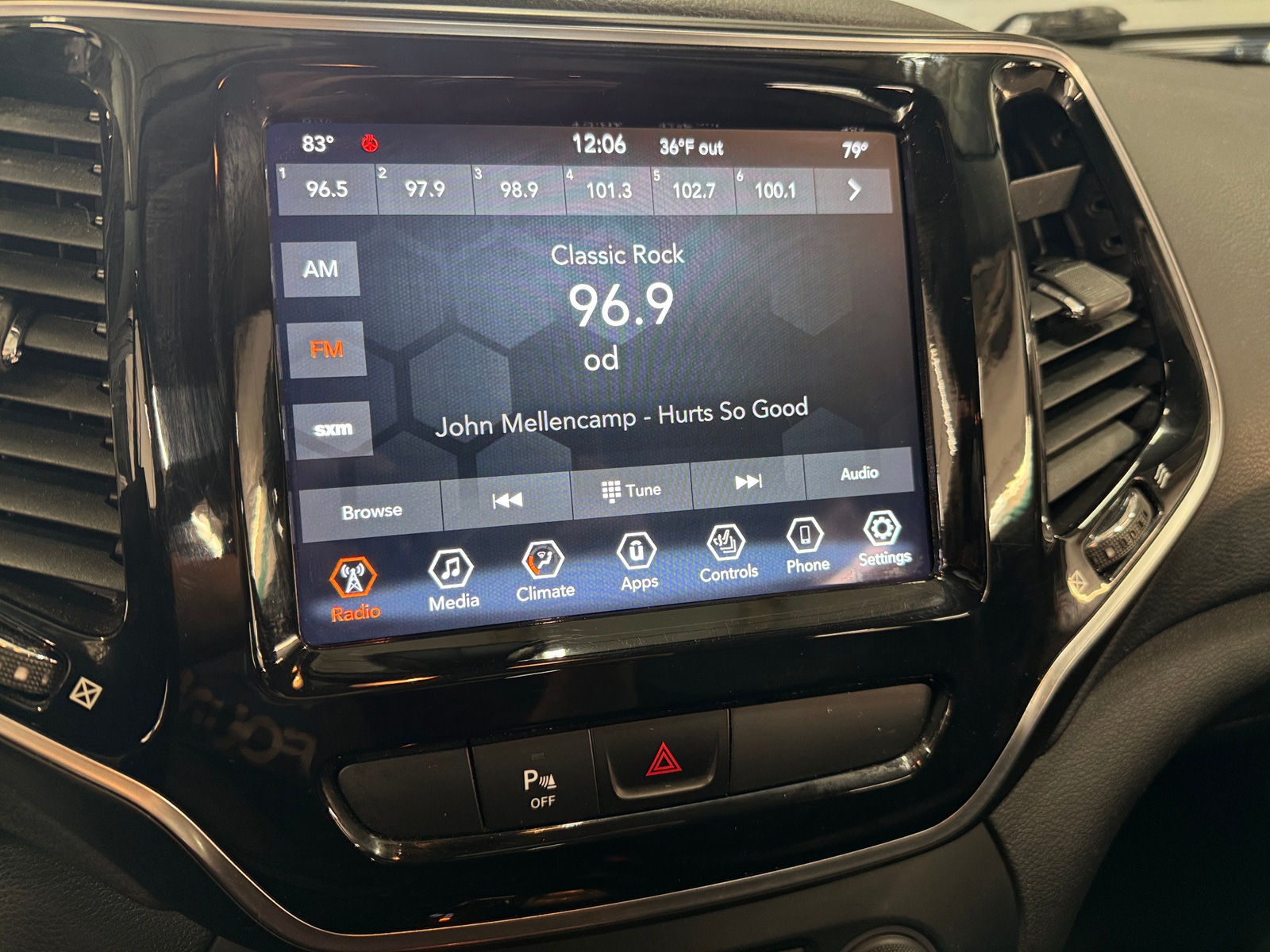 Thumbnail: 2020 Jeep Cherokee - 3