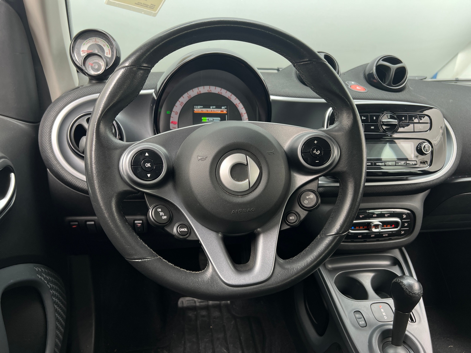 Thumbnail: 2018 smart fortwo - 4