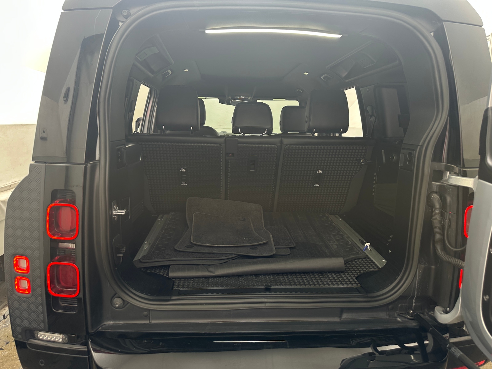 Thumbnail: 2023 Land Rover Defender - 6