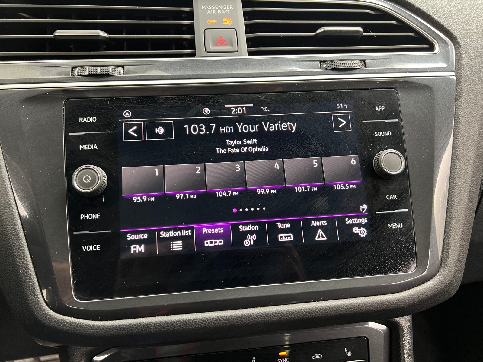 Thumbnail: 2023 Volkswagen Tiguan - 4