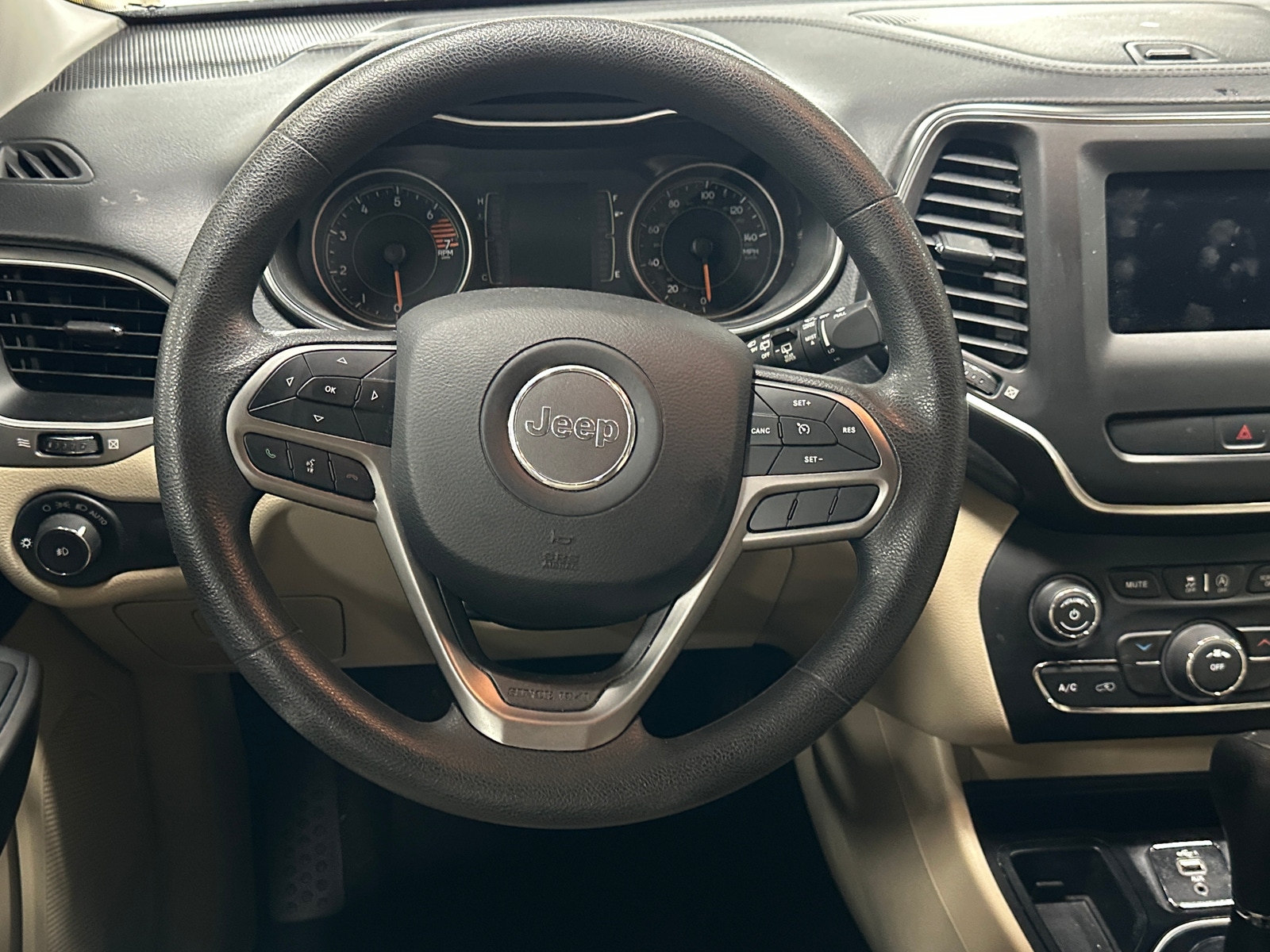 Thumbnail: 2019 Jeep Cherokee - 5