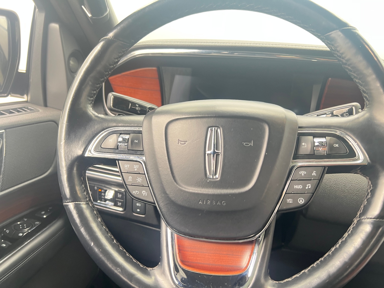 Thumbnail: 2023 Lincoln Navigator - 4