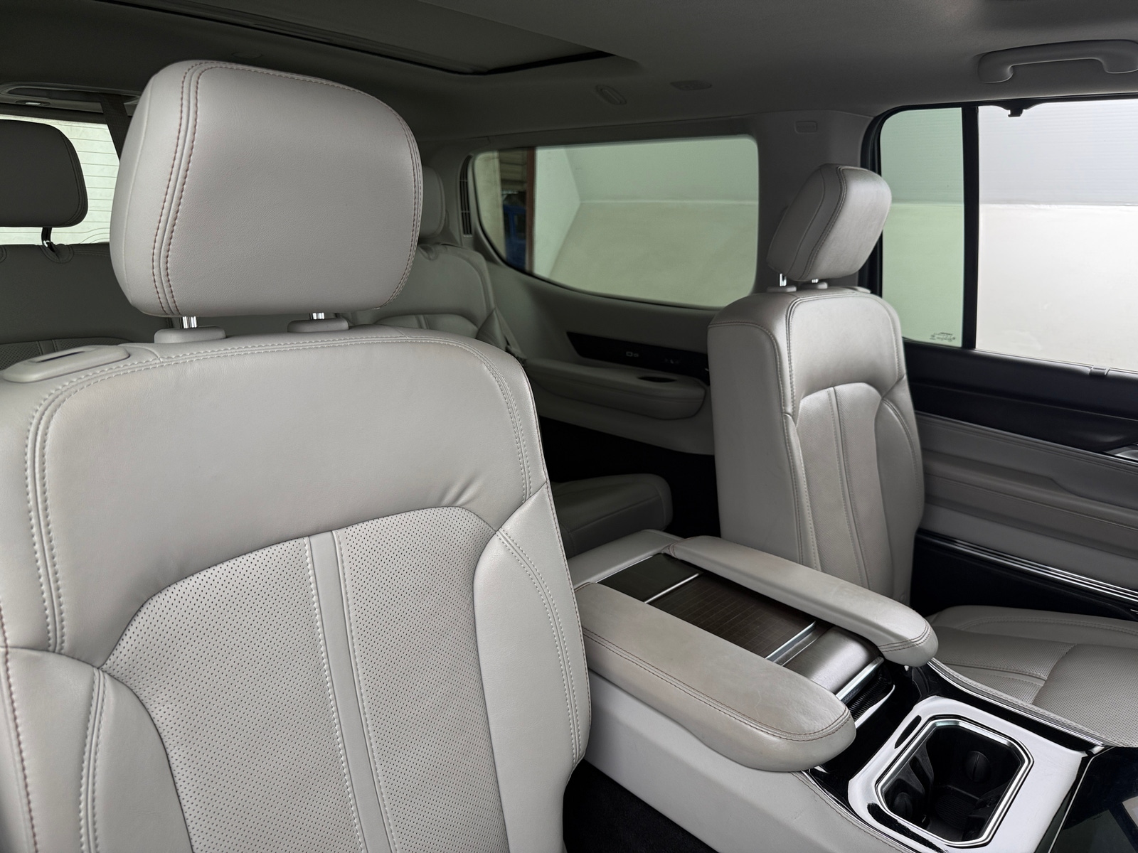 Thumbnail: 2022 Jeep Grand Wagoneer - 5