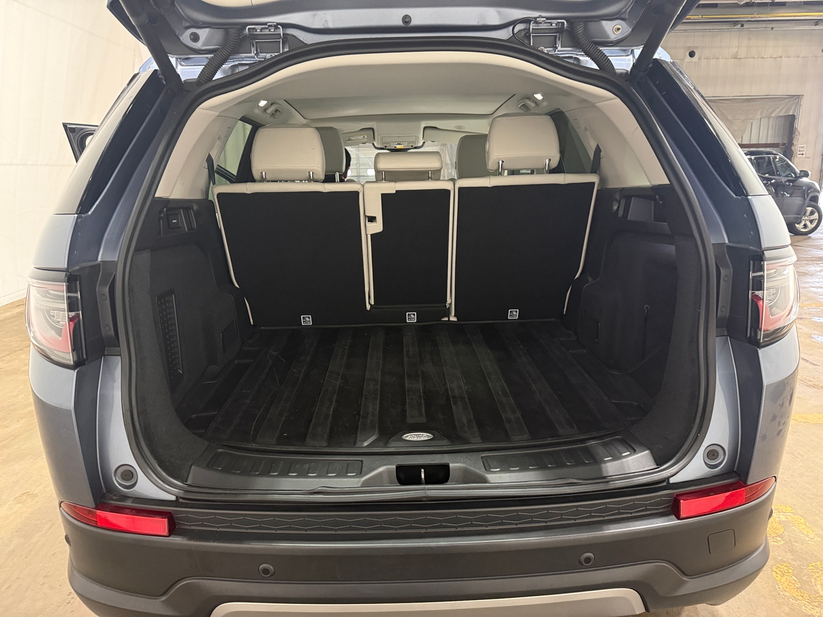 Thumbnail: 2021 Land Rover Discovery Sport - 6