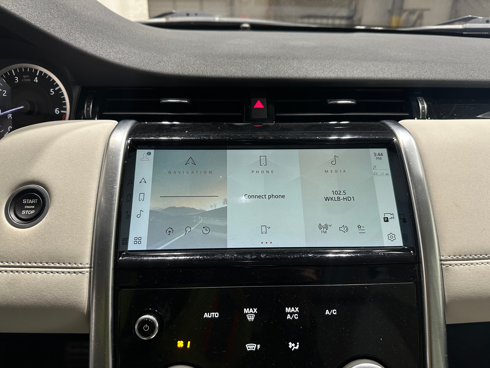 Thumbnail: 2021 Land Rover Discovery Sport - 3