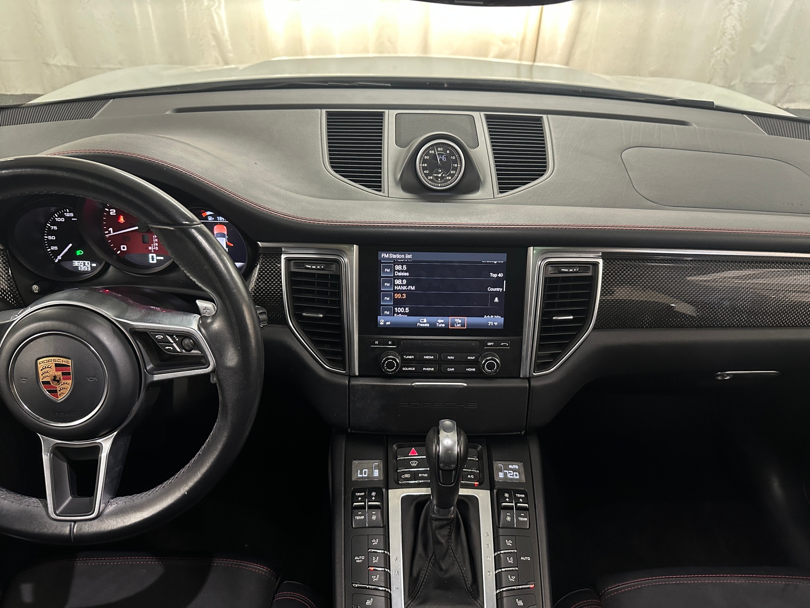 Thumbnail: 2017 Porsche Macan - 2