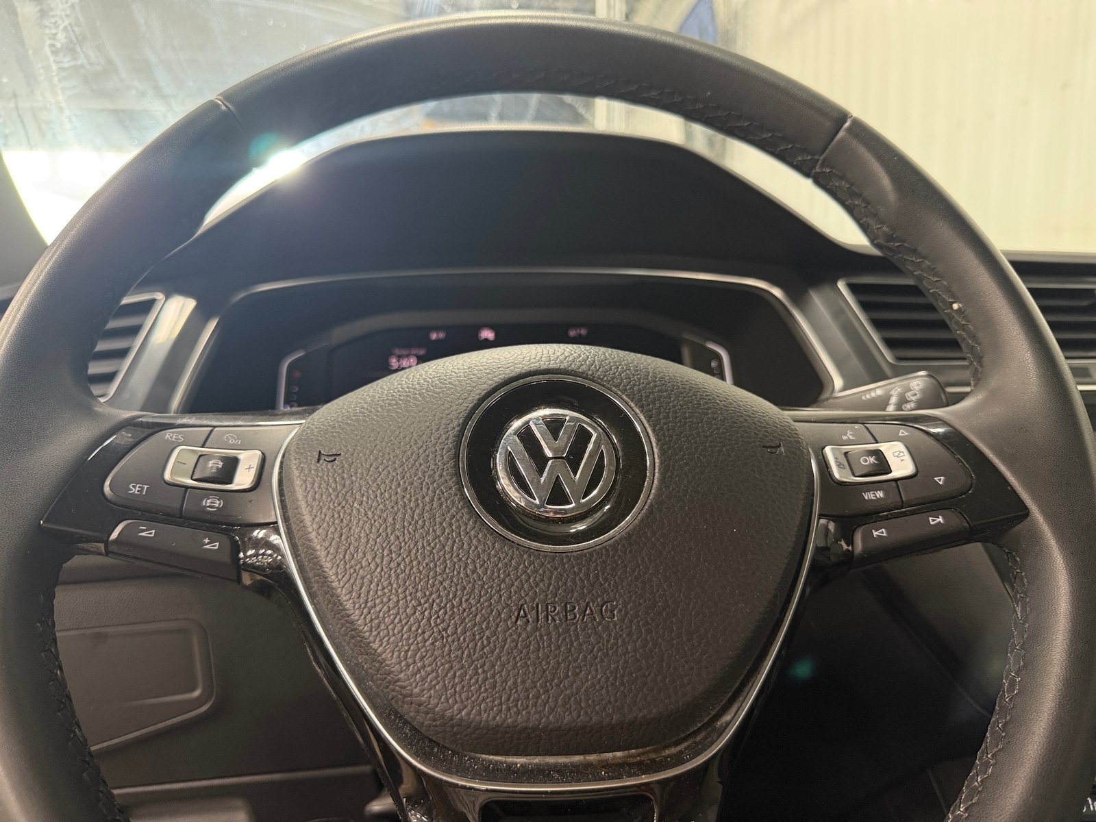 Thumbnail: 2020 Volkswagen Tiguan - 4