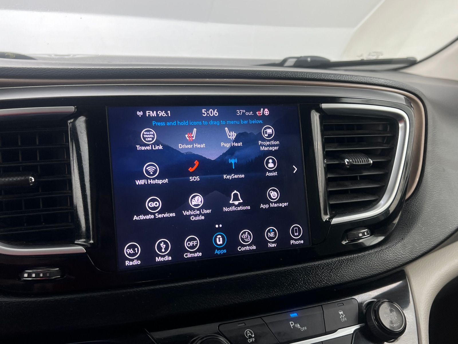 Thumbnail: 2018 Chrysler Pacifica - 3