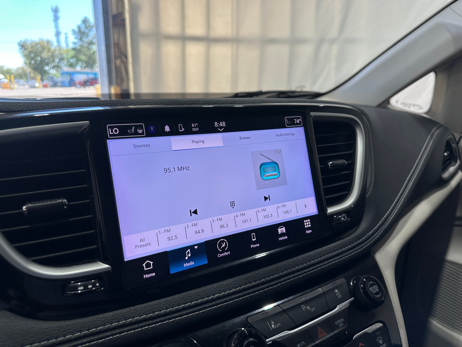 Thumbnail: 2023 Chrysler Pacifica - 3