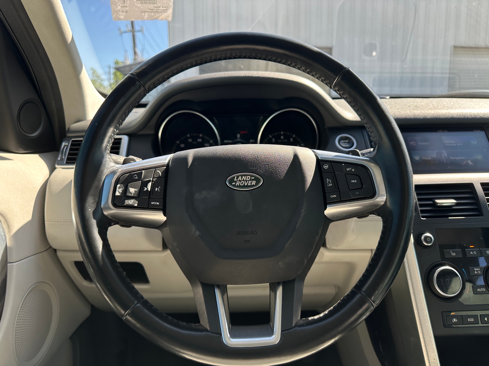 Thumbnail: 2017 Land Rover Discovery Sport - 4