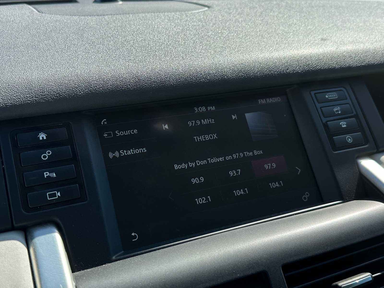 Thumbnail: 2017 Land Rover Discovery Sport - 3